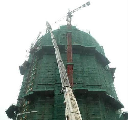 福州吊车在工地上作业